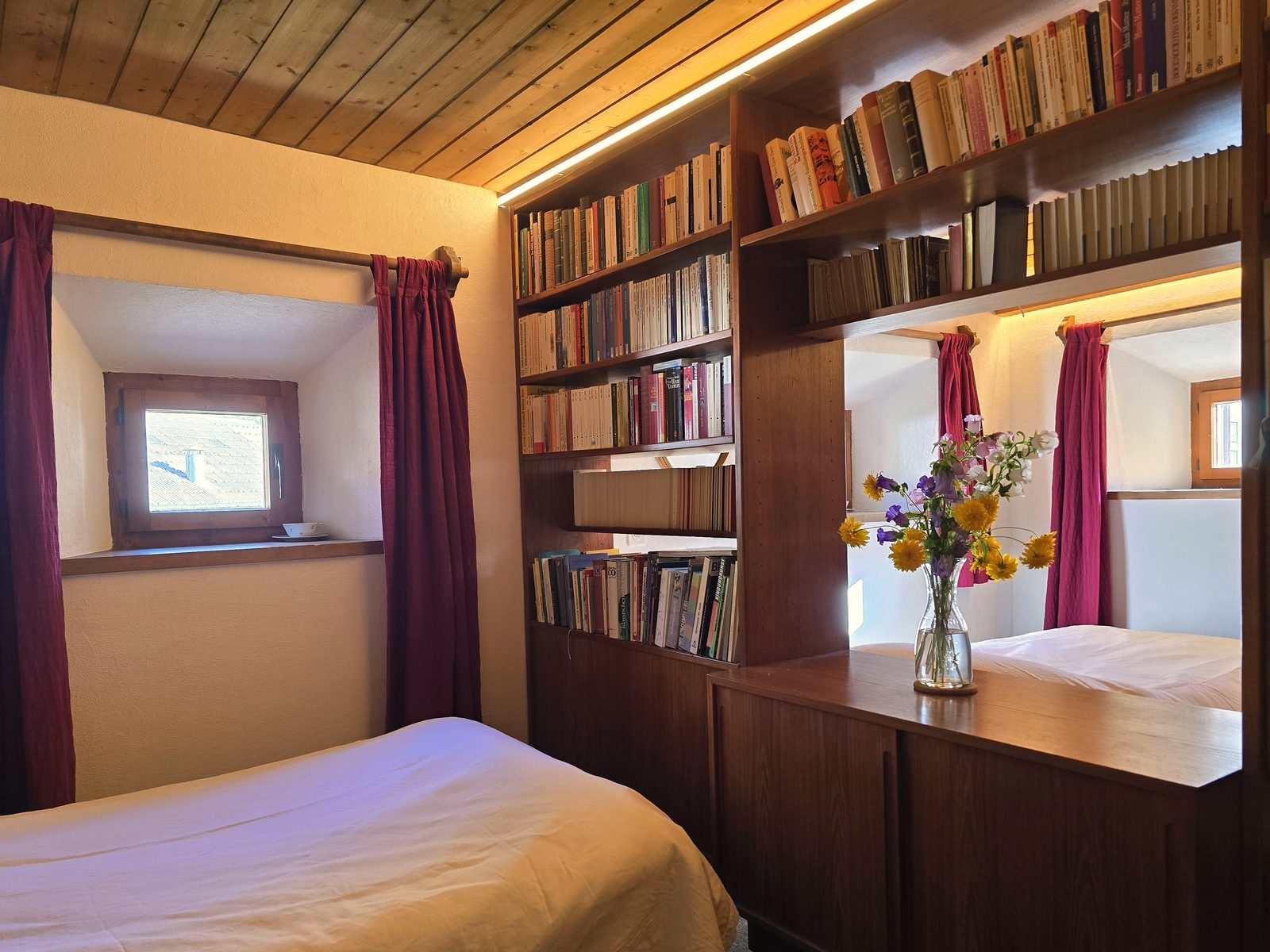 Duscha: Zimmer mit Bibliotheksregal, Chasa Pitschna