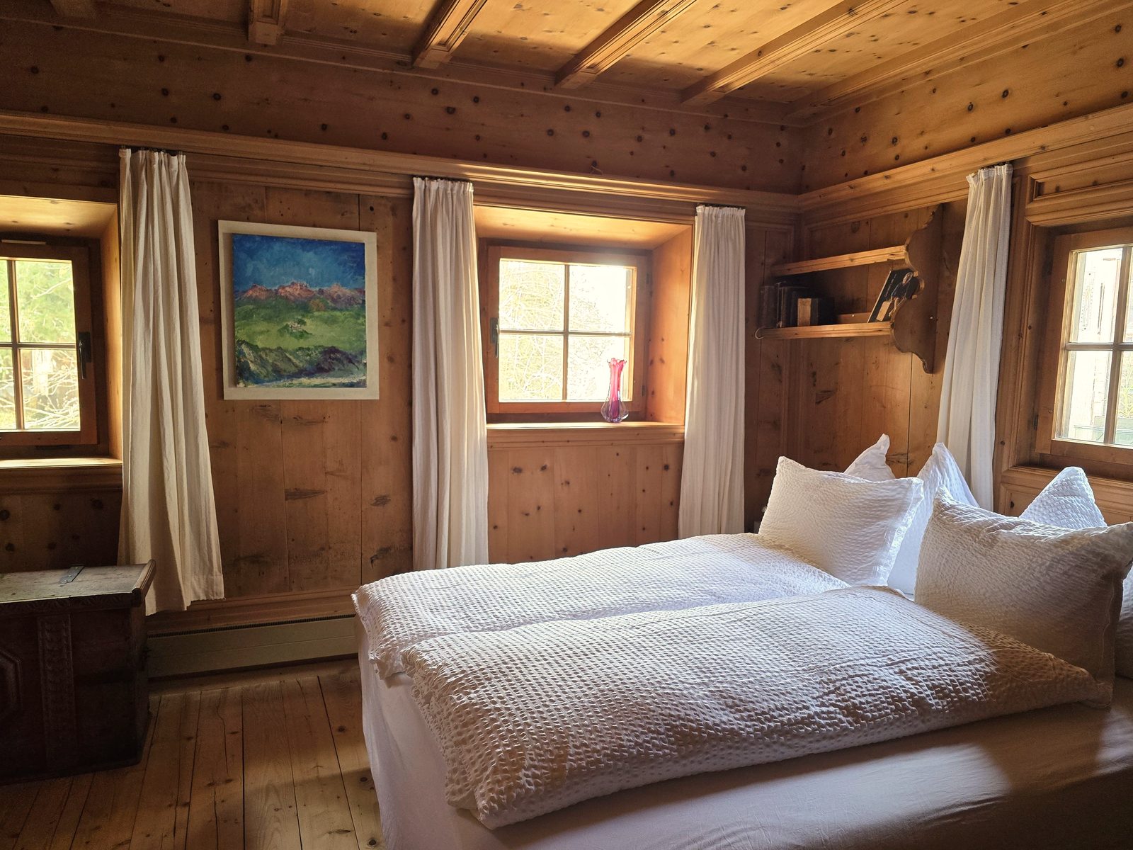 Chombra: Arvenholz-Schlafzimmer mit Doppelbett, Chasa Pitschna