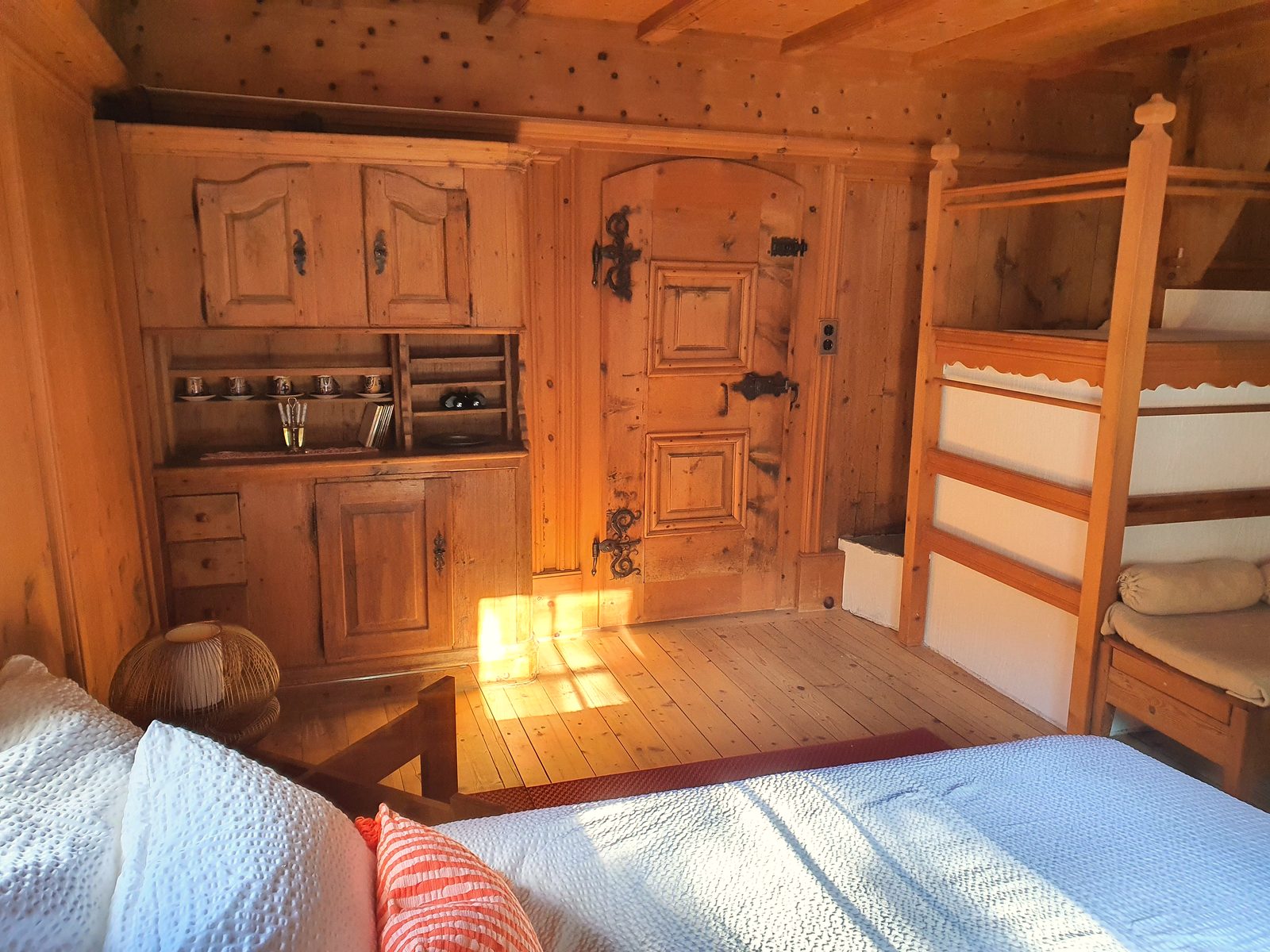 Clavazin: Zimmer mit Stockbett aus Arvenholz, Chasa Pitschna
